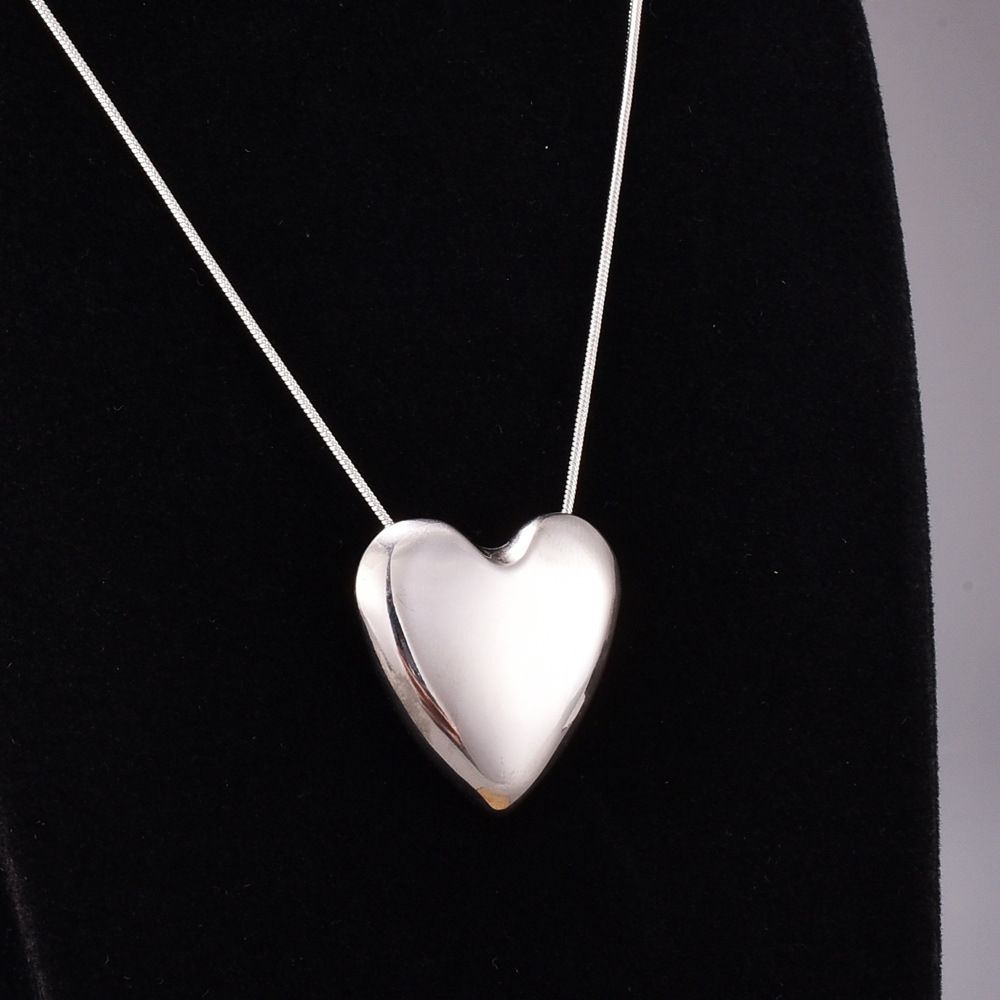 Design Texture Short Chain Heart-shaped Light Body Round Snake Necklace display picture 4