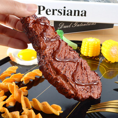 洋食ステーキの偽牛肉とトウモロコシの卵と野菜の食べ物の模型をシミュレーションします。