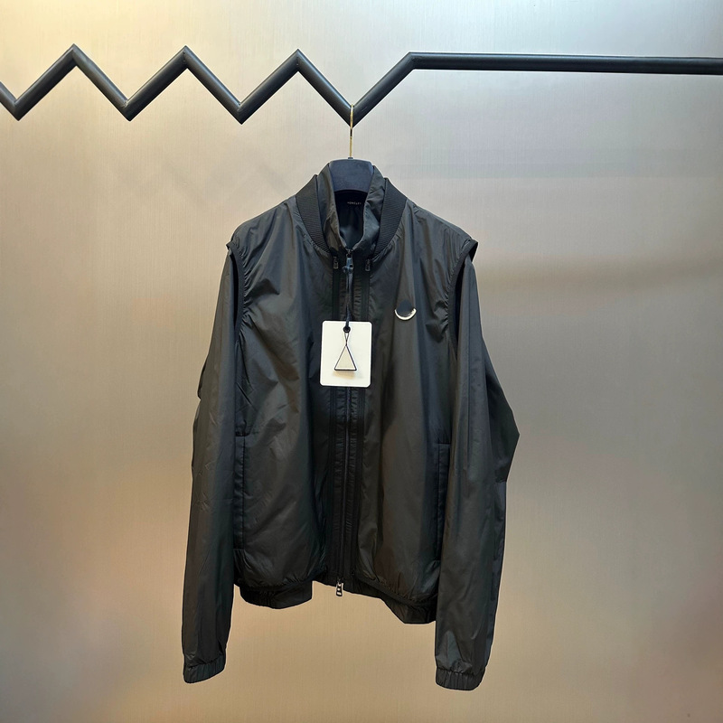 Correct version of the original M-brand logo three-in-one detachable two-piece jacket, sports windbreaker, and vest Correct version of the original M-brand logo three-in-one detachable two-piece jacket, sports windbreaker, and vest