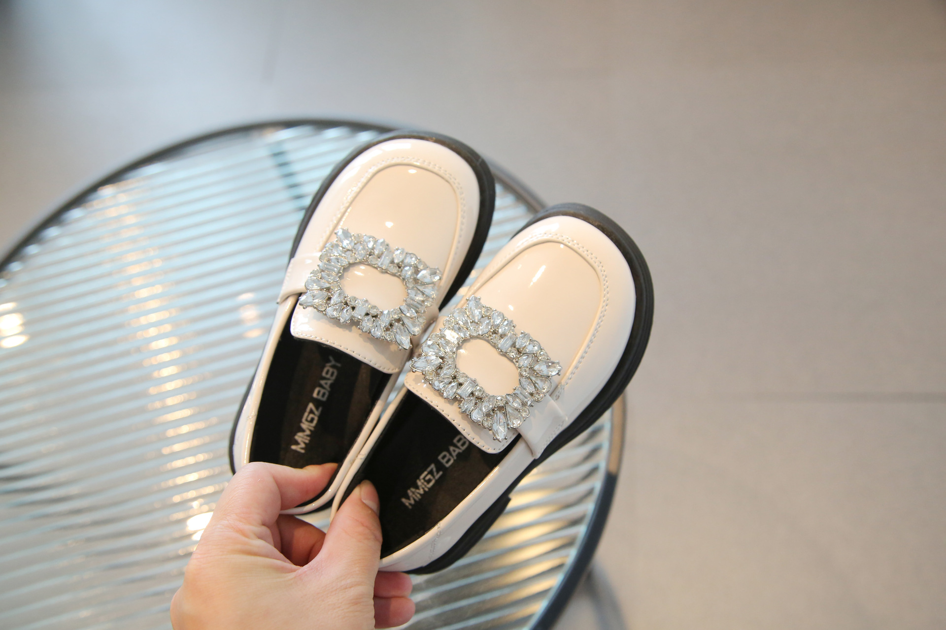 Versione coreana di mocassini con grandi diamanti e fibbia quadrata, scarpe di pelle nera, scarpa singola da ragazza,_voghion.com