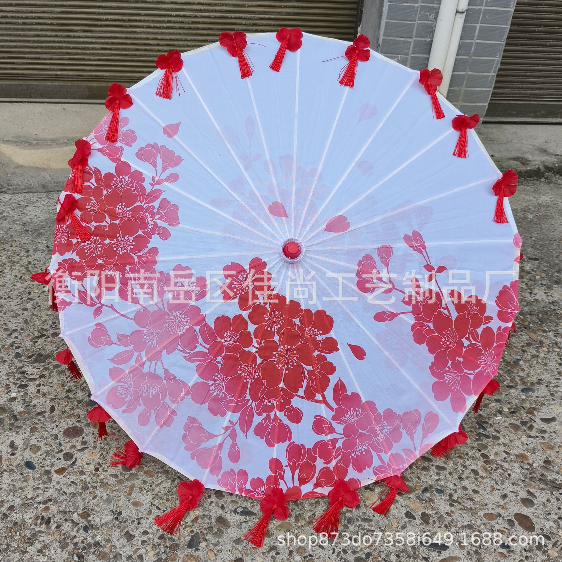 붉은 꽃잎 우산 붉은 벚꽃