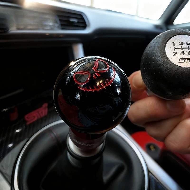 Car modification gear shift knob, manual transmission, round black and white ghost face design, resin gear stick head, universal shift lever