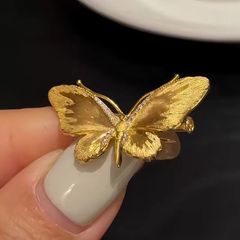 フランスのレトロなシルクの金色の蝶のブローチの小さい大衆の設計の高級感の精致な風のファッションの気質の百合のスーツ