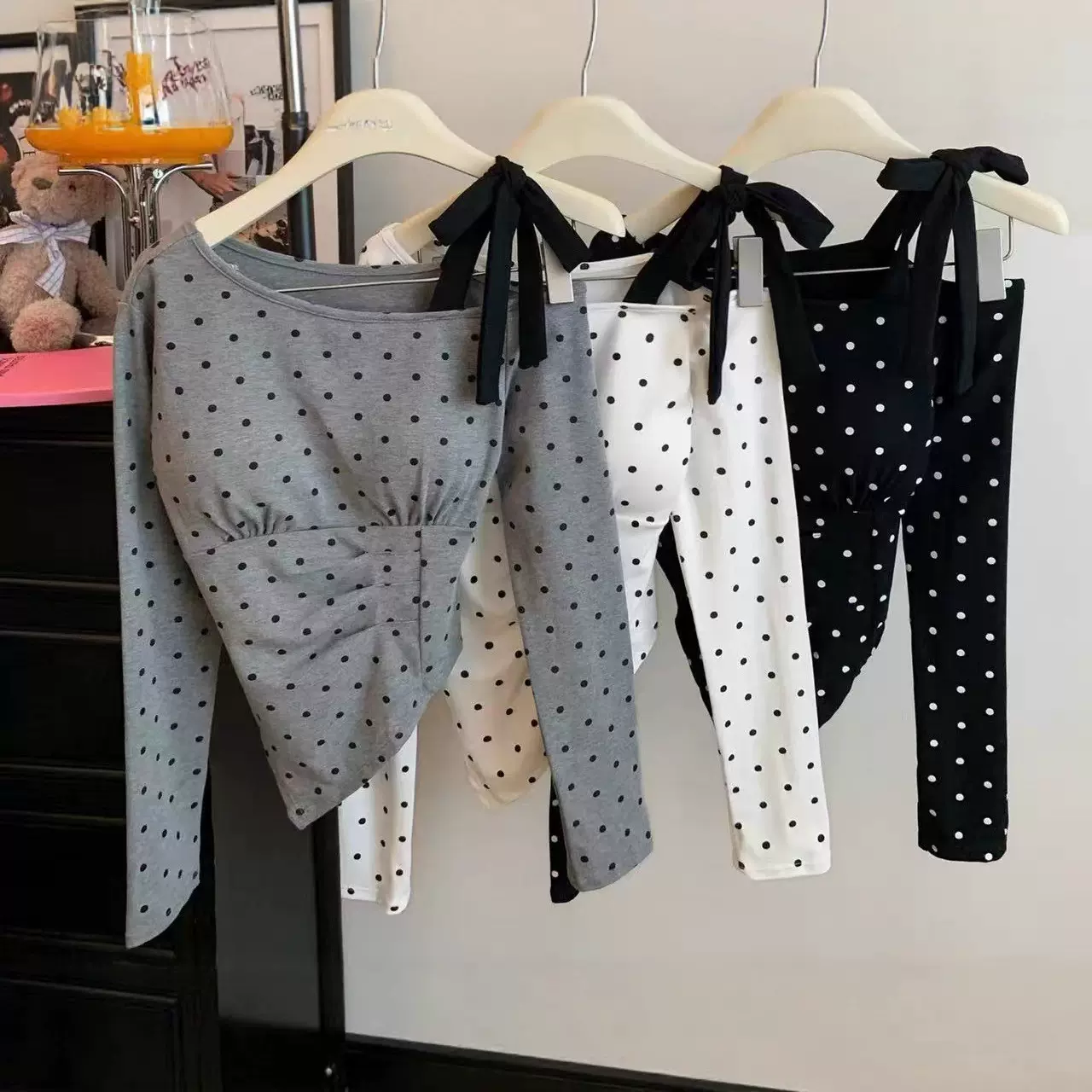 韩系穿搭纯欲减龄绑带蝴蝶结吊带上衣女设计感波点不规则长袖T恤