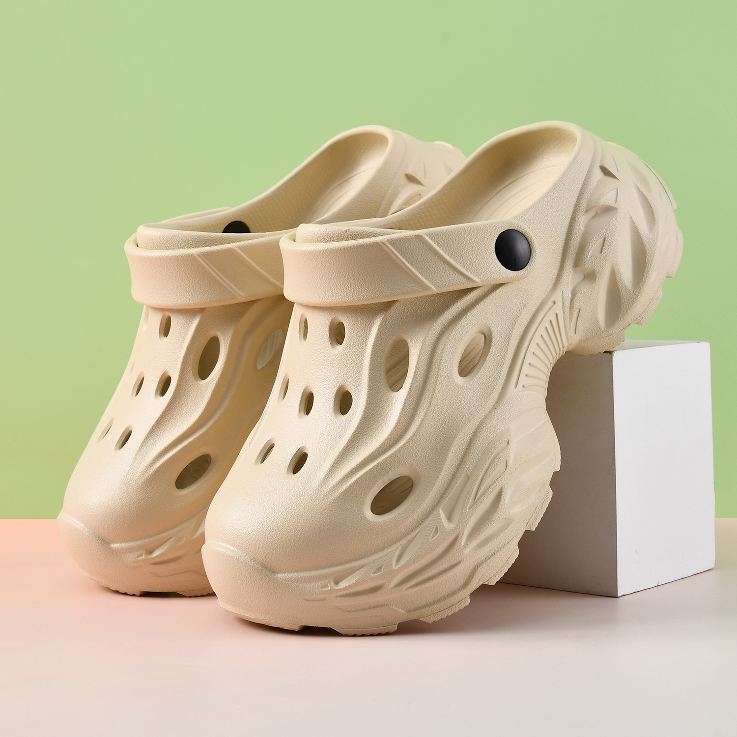 En nombre de los zapatos con agujeros para el cabello, uso externo para damas, nuevo estilo de verano, arrastre Baotou, sandalias y zapatillas de campamento EVA antideslizantes y transpirables