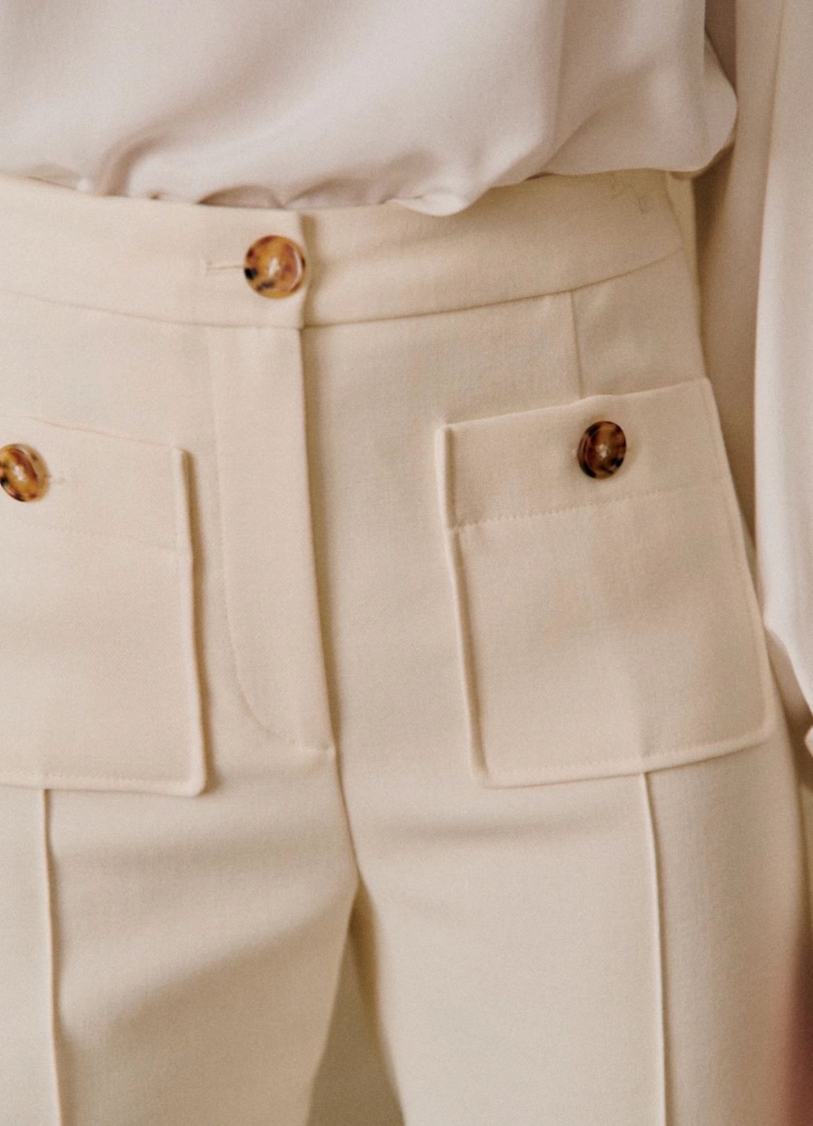 SE bolsillo de botón de cintura alta tridimensional de costura media pantalones delgados pantalones rectos de arroz blanco pantalones casuales para mujeres