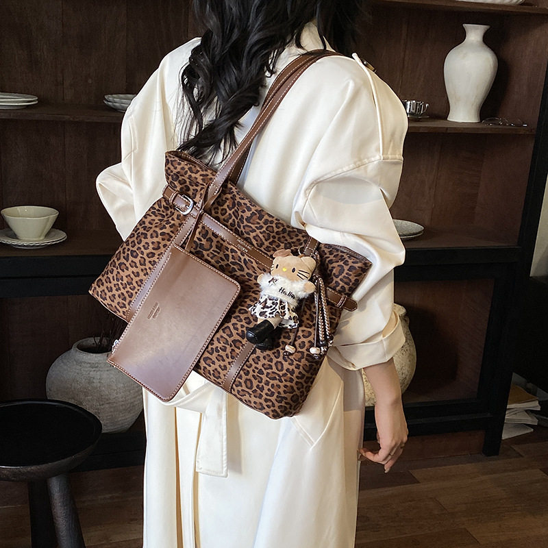 Túi tote cỡ lớn dáng shopping đeo vai kẹp nách — Báo in không có mặt dây chuyền, Màu cà phê Không có mặt dây chuyền, Màu lạc đà Không có mặt dây chuyền, Con báo có mặt dây chuyền chi tiết 19