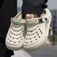 新型男性の穴の靴は糞感を踏んでいます。