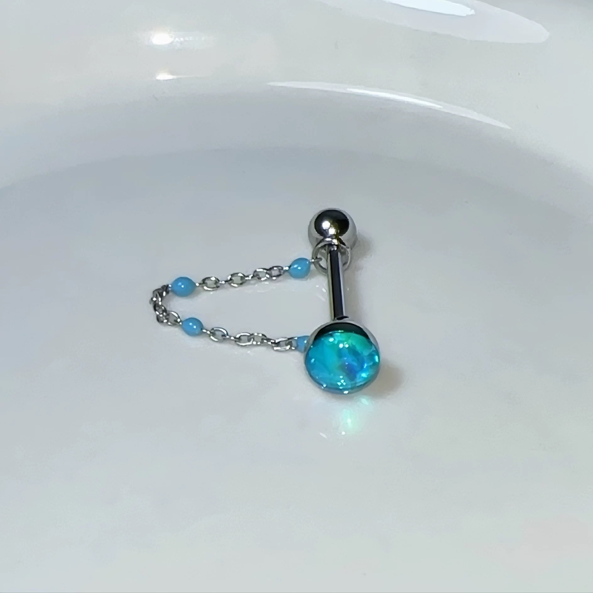16G labret stud size and finish detail