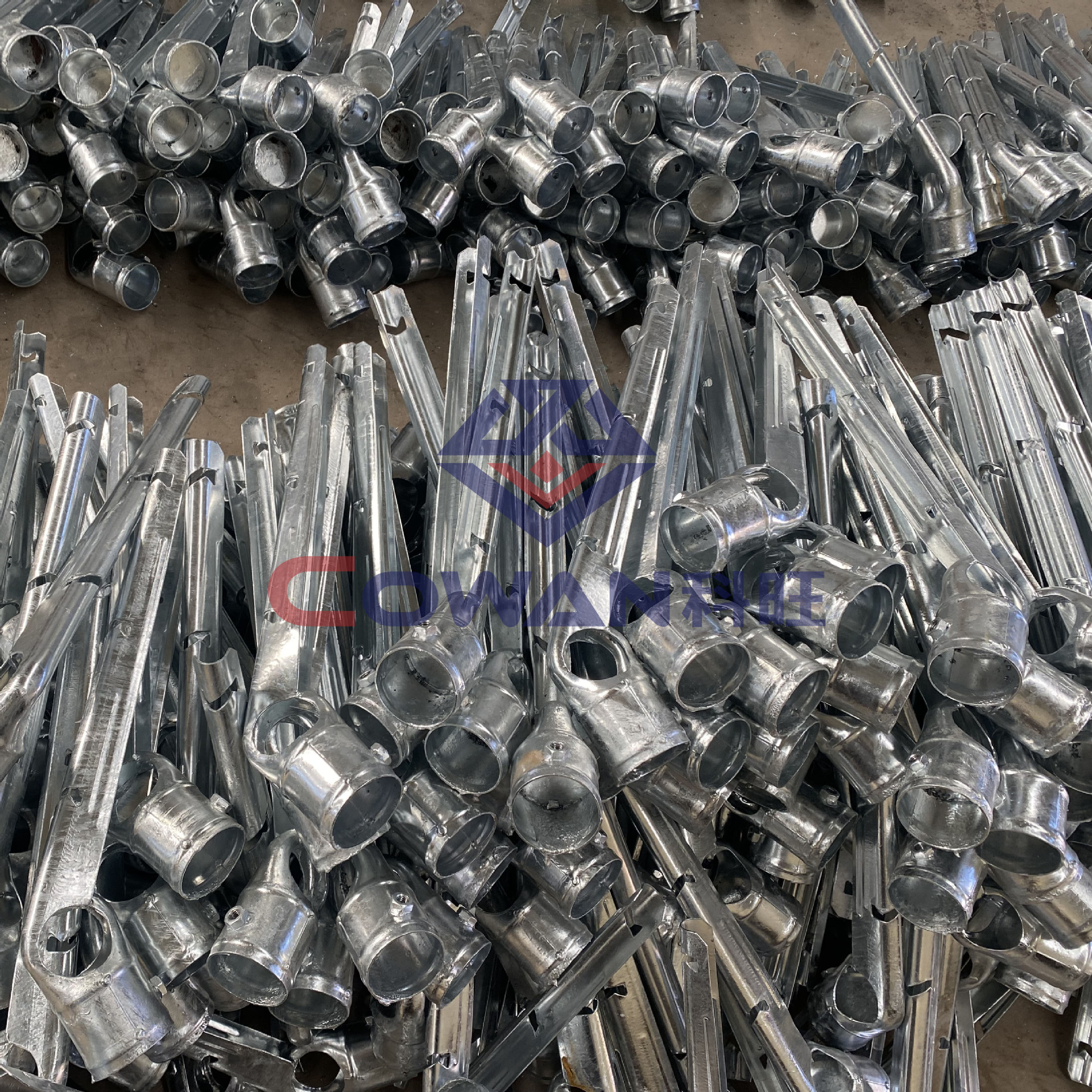 Anping fabricante galvanizado en caliente o soporte de brazo único para instalación de cuerda de púas rociada