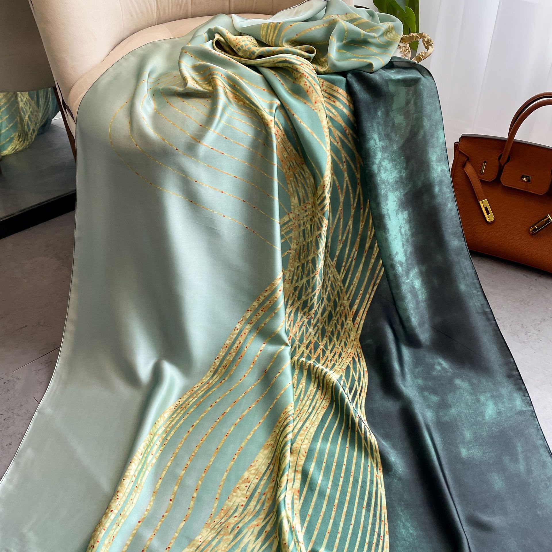 Écharpe longa de cetim de seda para mulher estampada floral_voghion.com