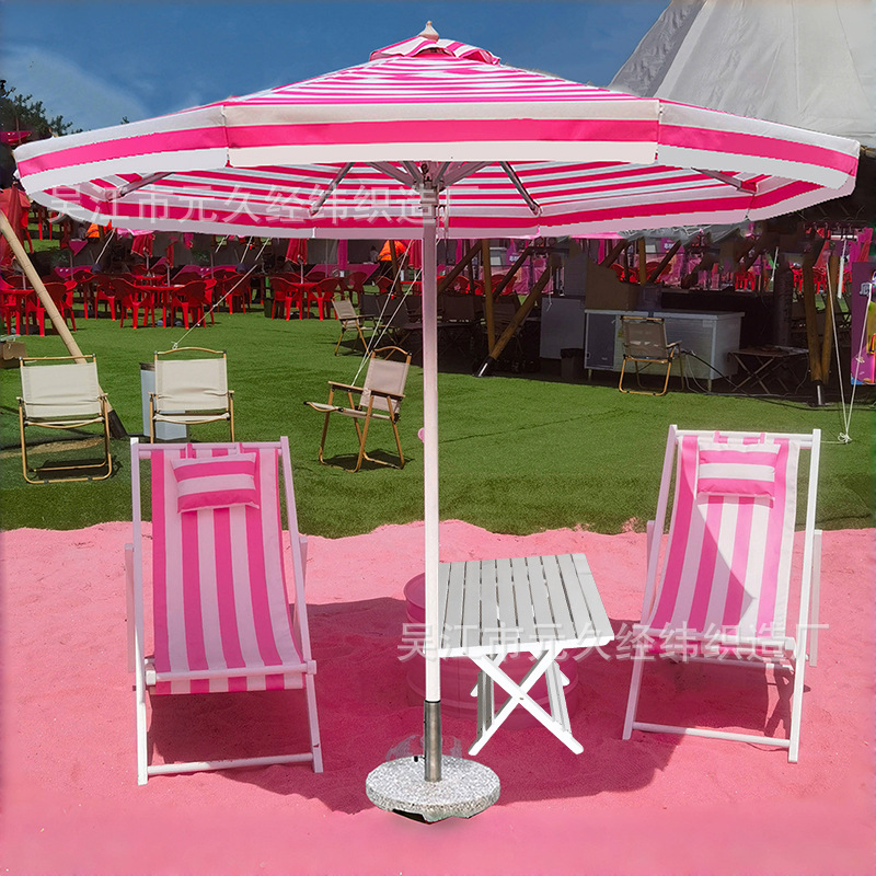 분홍색과 흰색 줄무늬 의자 2개 + 테이블 1개 + 우산 1개