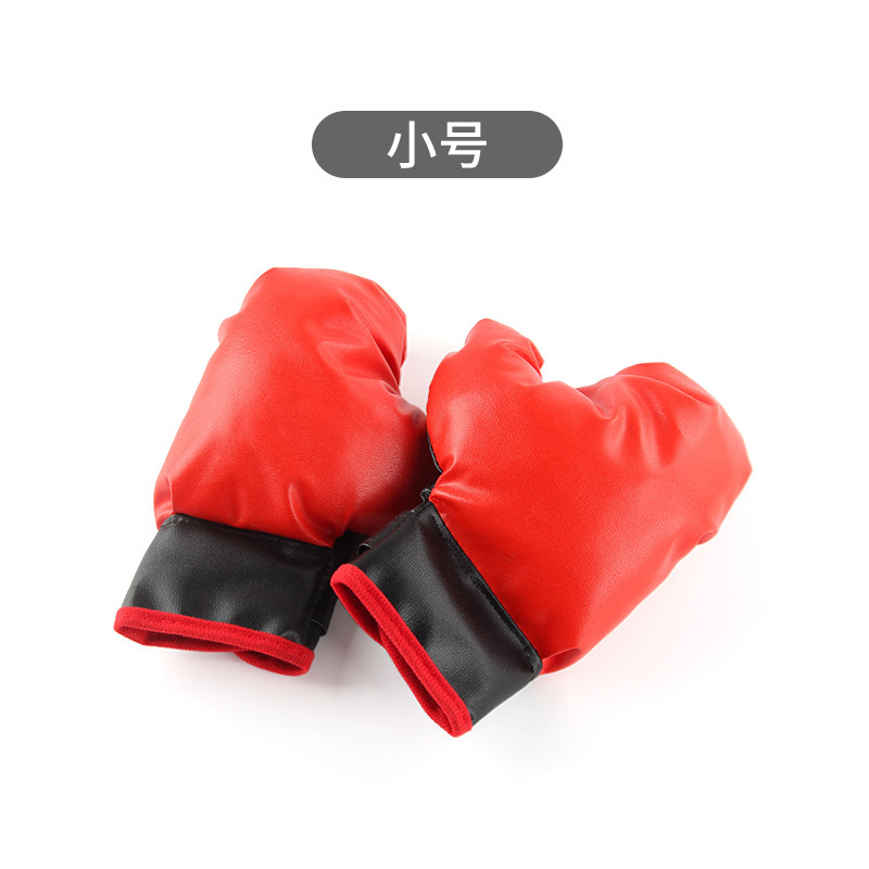 子供の家庭用訓練器材の男の子はスポーツのおもちゃをします。