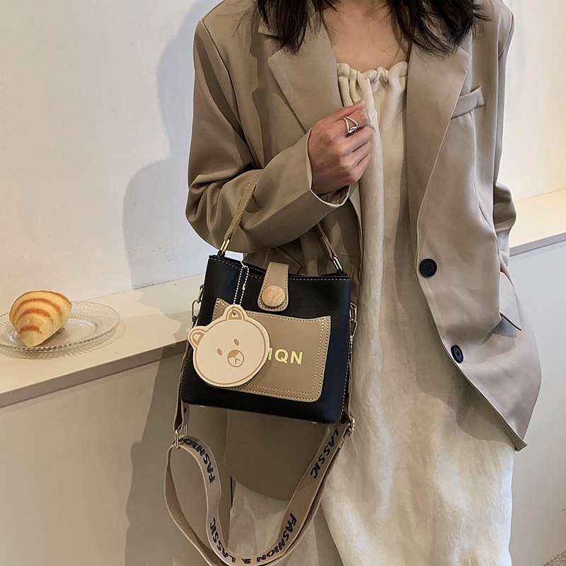 Diseño de nicho bolso a juego para mujeres 2023 nuevo popular bolsa de cubo bolsa de mensajero portátil de celebridades en línea de alta calidad