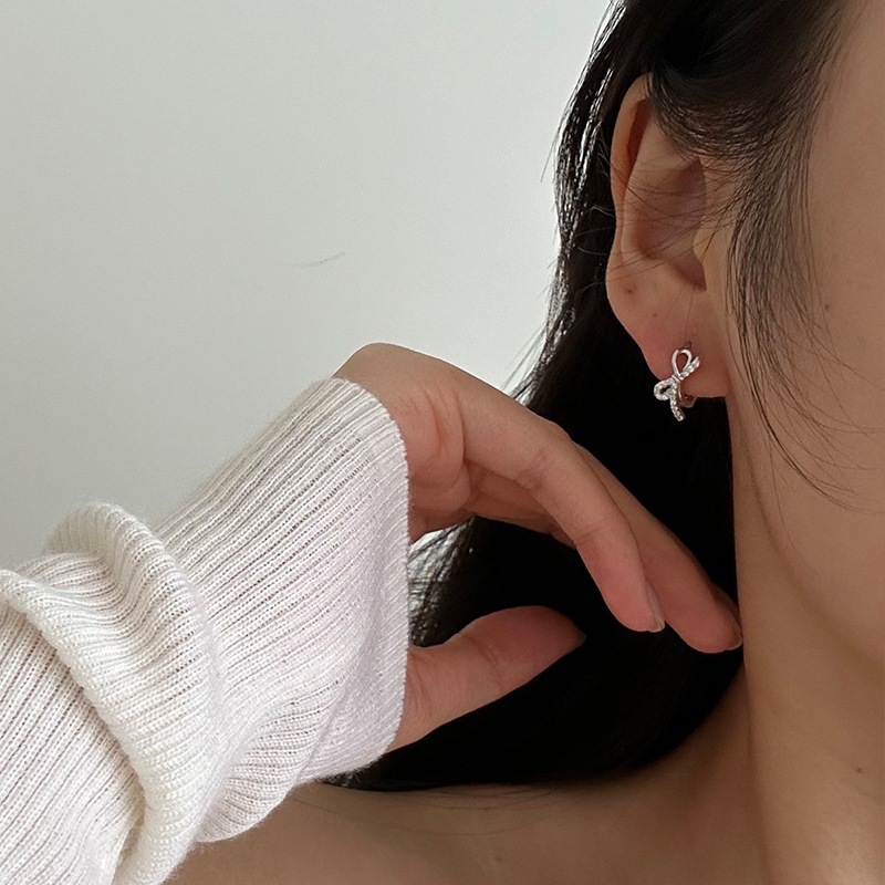 925 Sterling Silver Asymmetric Bow Diamond Ear Buckle Women's Simple Niche Design Celebrity Elegant Earrings 8650A