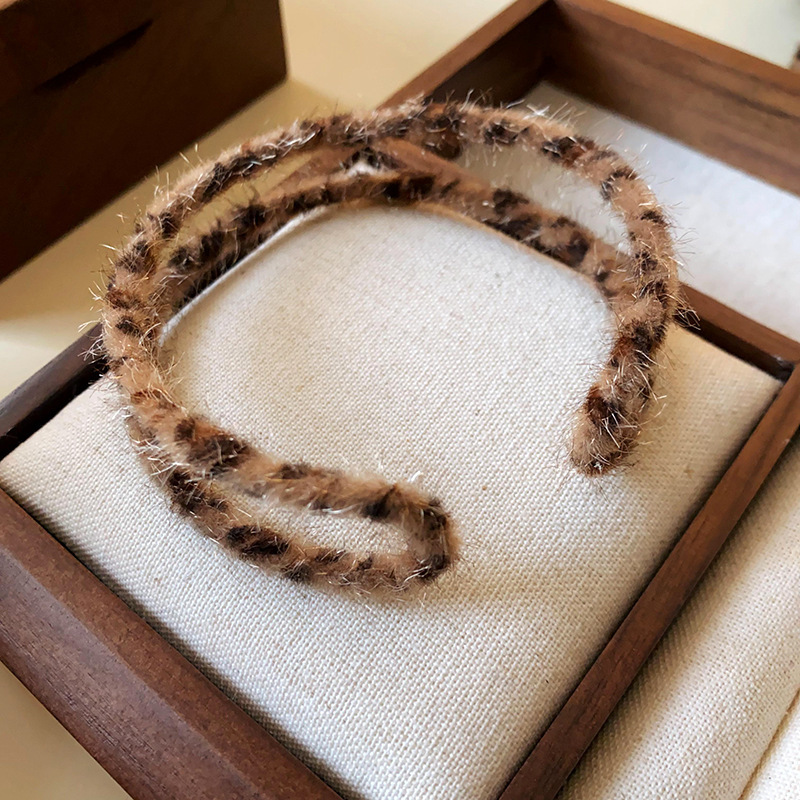 Pulsera abierta galvanizada de oro Real, pulsera coreana con textura de metal, nicho de estilo frío, joyería de alta gama al por mayor