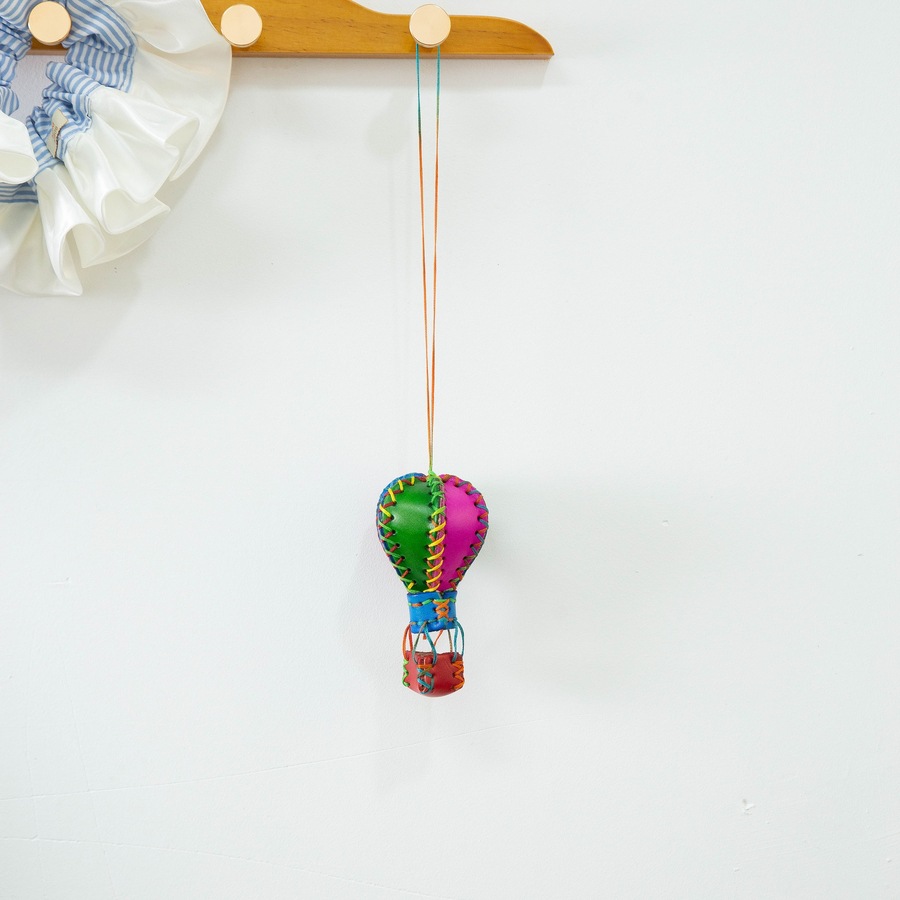 Handmade Genuine Leather Bag Charms Vintage Cow And Hot Air Balloon Painted Pendants For Luggage Car Keychains_voghion.com