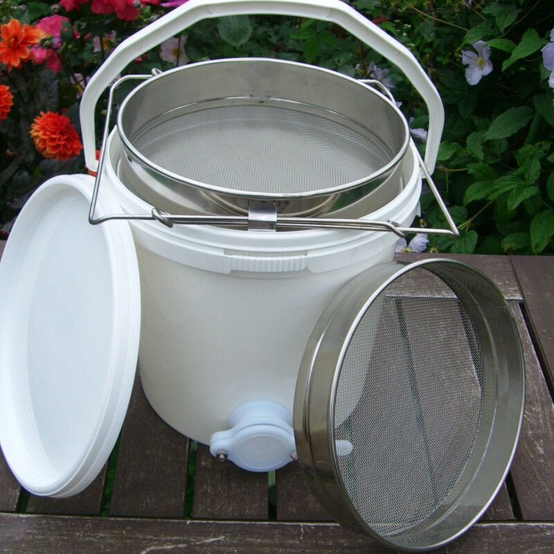 Beehive Honey Bucket Filter 20L Honey Bucket Integrated Honey Melting Device for Beekeeping Use Beehive Honey Bucket Filter 20L Honey Bucket Integrated Honey Melting Device for Beekeeping Use