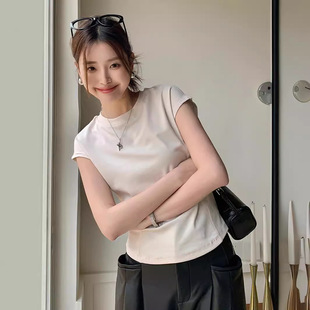 ����¶�ļ���ɫС�w��24�¿�С���Ӷ���T��Ů����ȴ���������