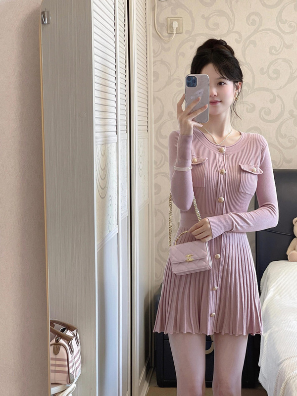 ピンクの丸首の小さい香風のニットのワンピースの女性の初秋の雰囲気感は着て腰を収めて明らかにやせているa字の百タックのスカートを現します。|undefined