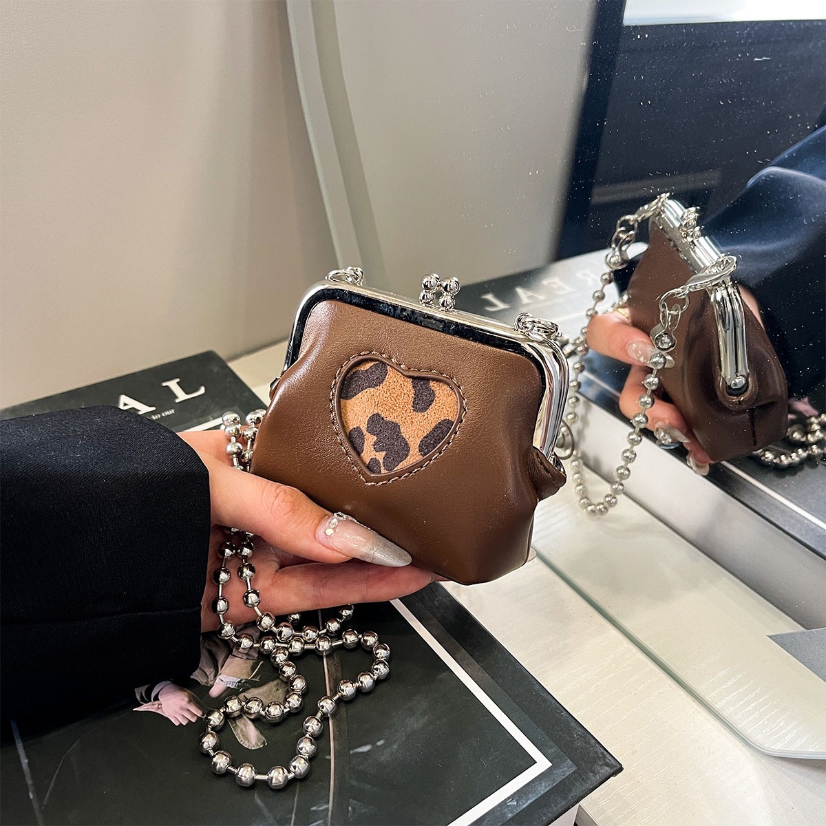 Paquete de cambio 2025 versión coreana de la bolsa de diseño de abanico de color de concha de nicho, cadena de colisión oblicua de todo fósforo, nuevo estilo, mensajero femenino de verano
