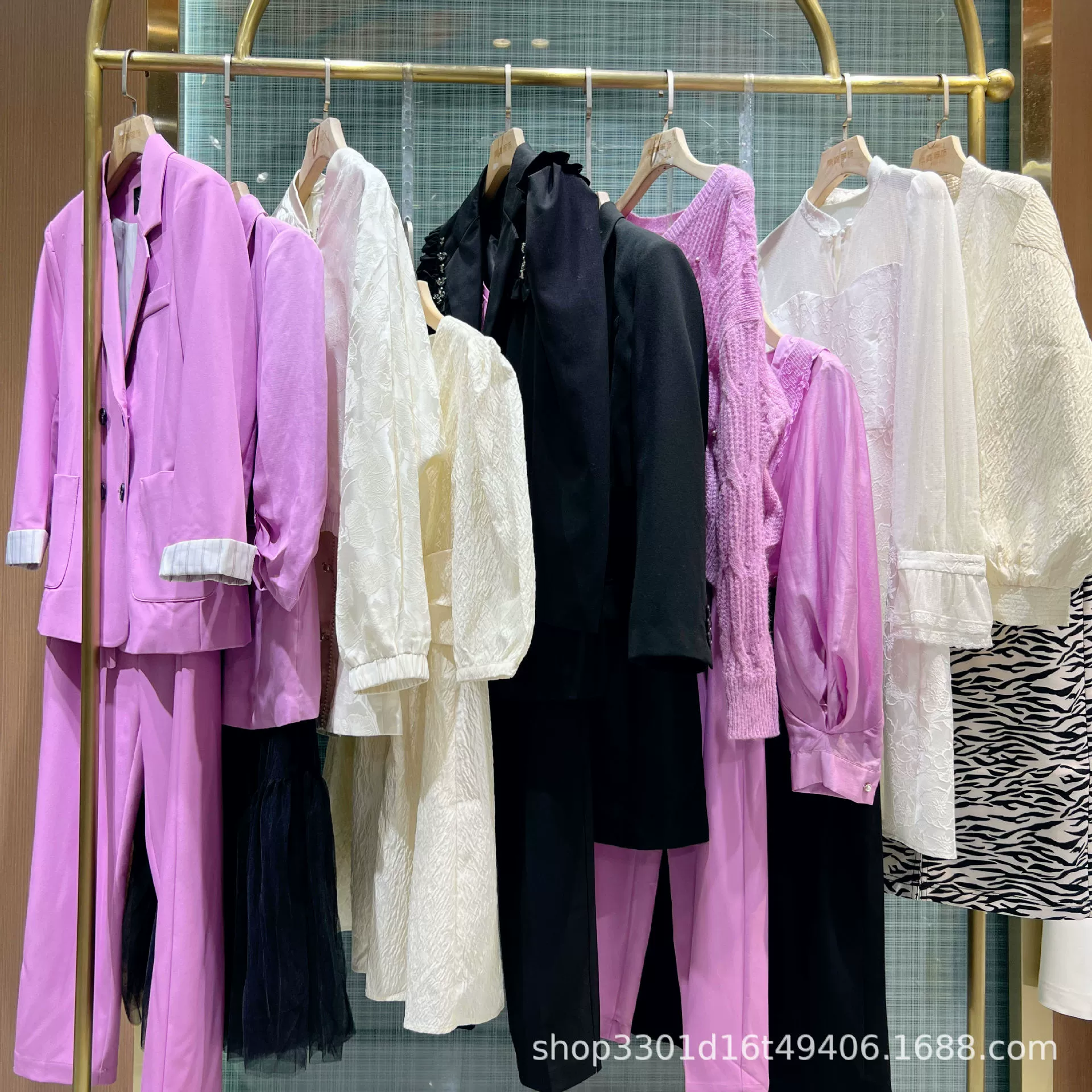 Оптовые женские осенние куртки из распродажи, уникальные и разнообразные модели, напрямую от производителя, распродажа брендов в торговых центрах.