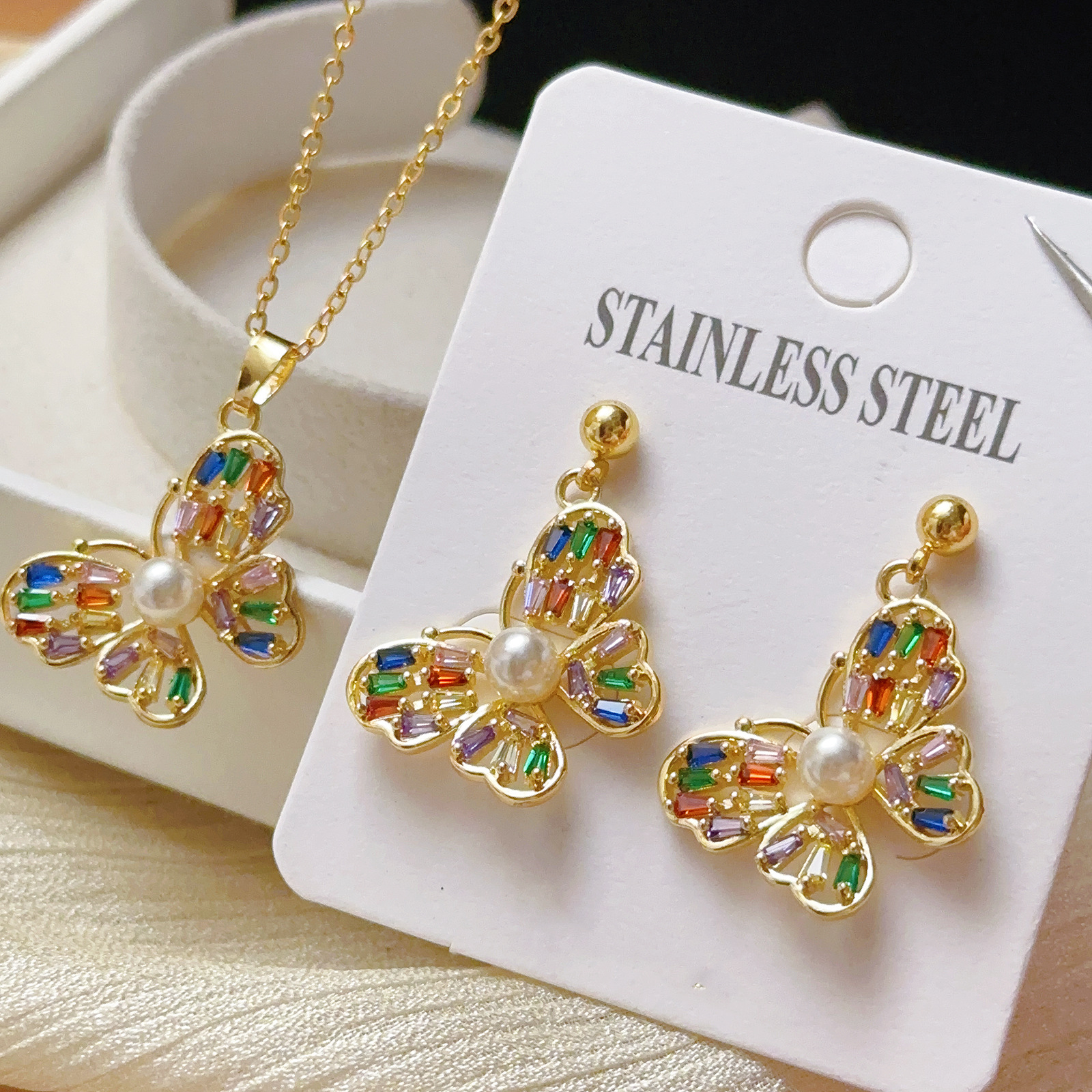 Collar de colgante de mariposa de diamante estereoscópico ultra-flash, colgante de mariposa de color micro incrustado, conjunto de pernos de pendientes, nuevos accesorios de lujo ligero