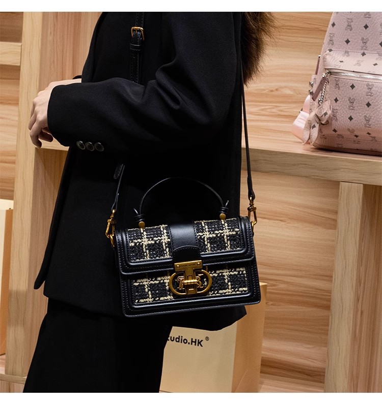 Túi xách tay da cổ điển vuông nhỏ phong cách Chanel, quai xách tay và đeo chéo — Màu đen w chi tiết 2