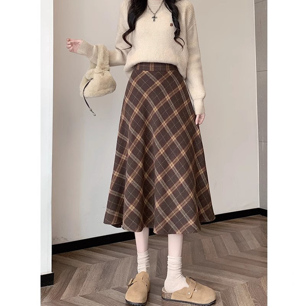 Long retro brown colored woolen autumn demi-season long skirt