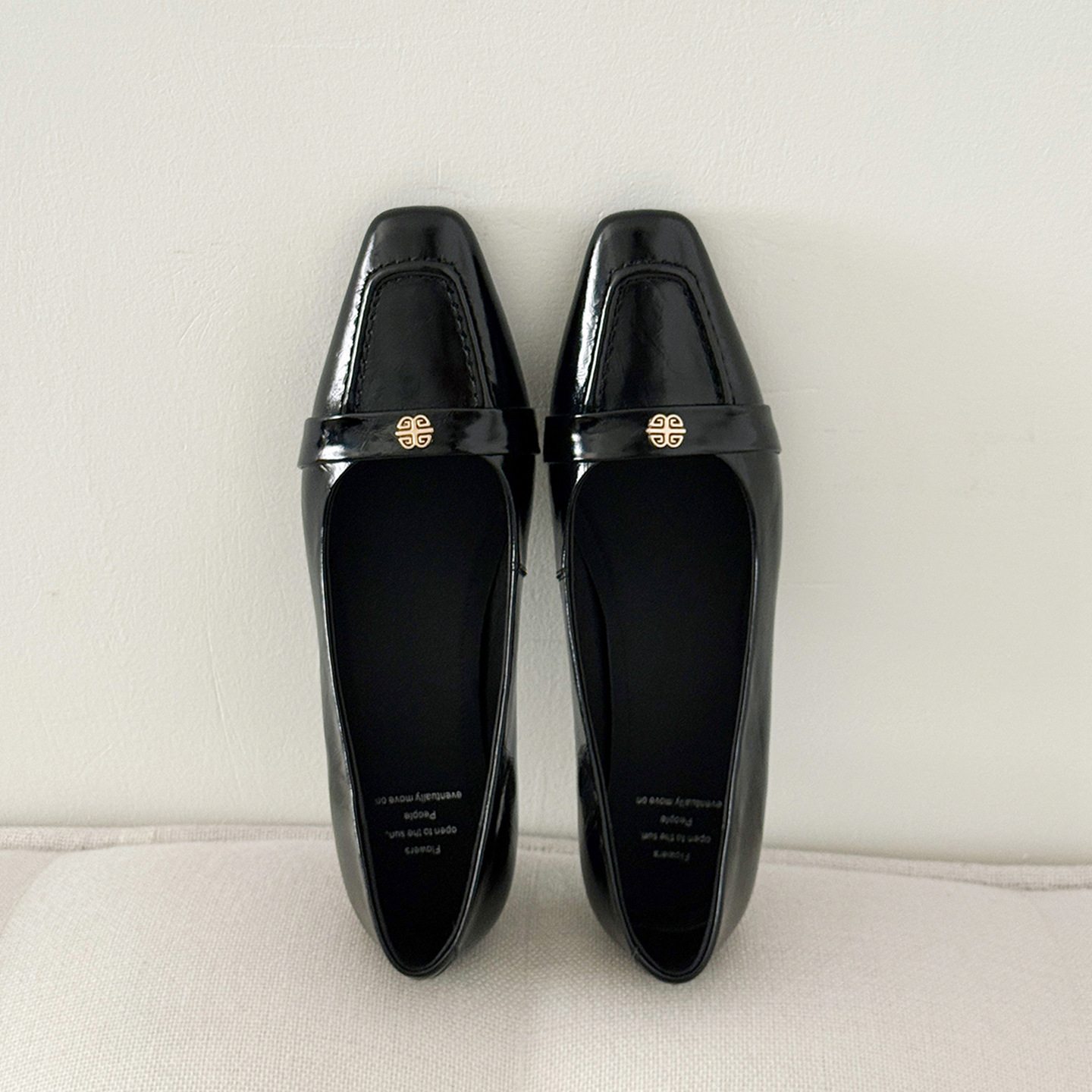 Giày cao gót nữ mũi nhọn cổ điển, gót thô vừa, họa tiết hoa sơn trà, dáng slip-on — đen