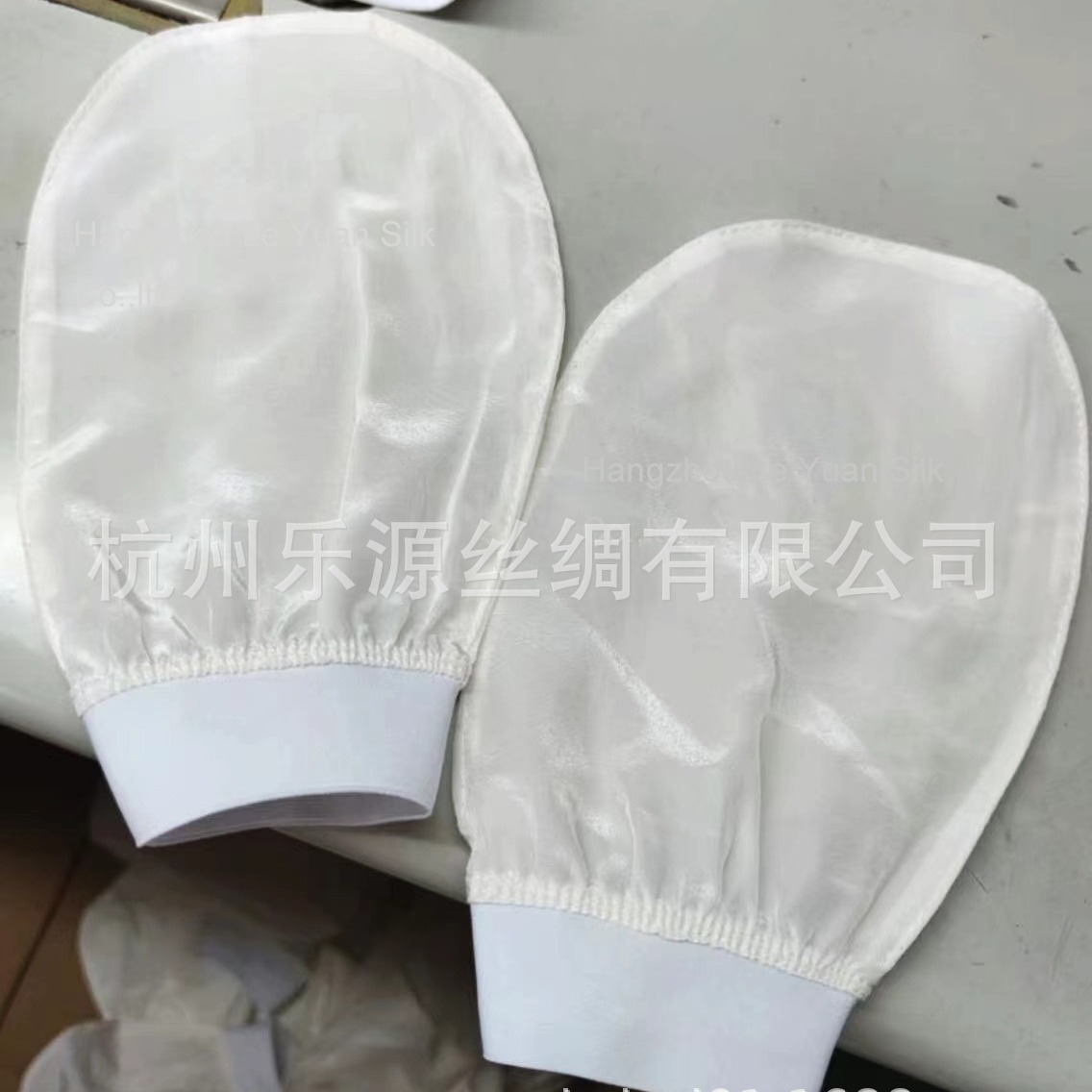 Silk gloves for face