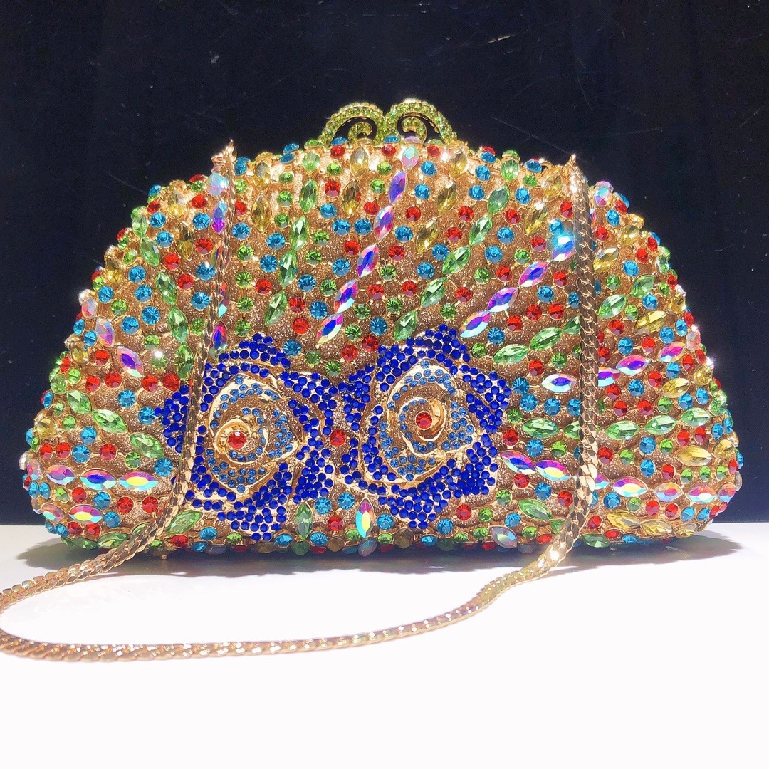 Bolsa de cena de diamantes rosados en forma de D metal hueco bolsas de mano de diamantes completas bolsas de mano de banquete europeas y americanas