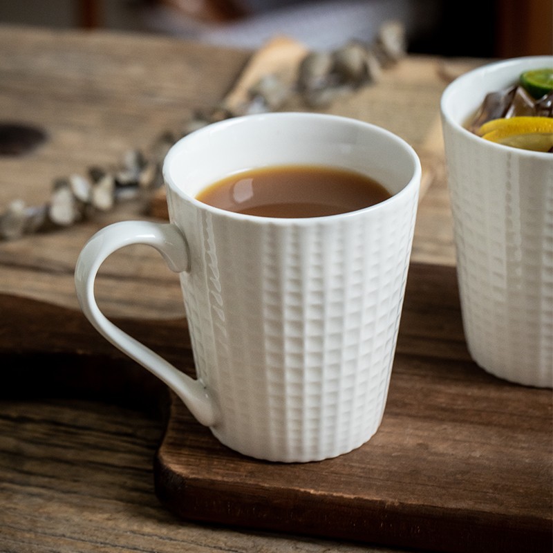 Tazas cuadradas blancas en relieve simple taza de agua conjunto de tazas de cerámica 4 tazas de menú domésticas exportación transfronteriza