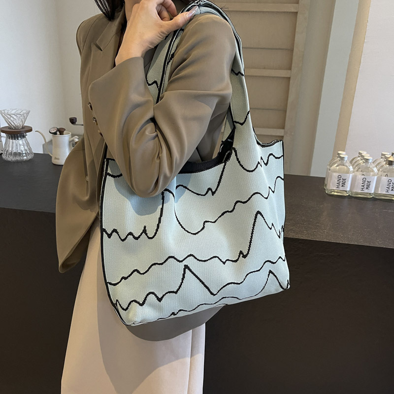 Handbag woven women's shopping bag, versatile for commuting, black and white fashionable, large-capacity single-shoulder bag, striped casual new full figure