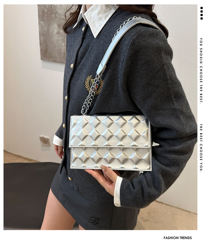 The 2024 autumn new embossed diamond-shaped single-shoulder crossbody bag with a chain design is a niche, fashionable, simple and retro small square bag details Picture