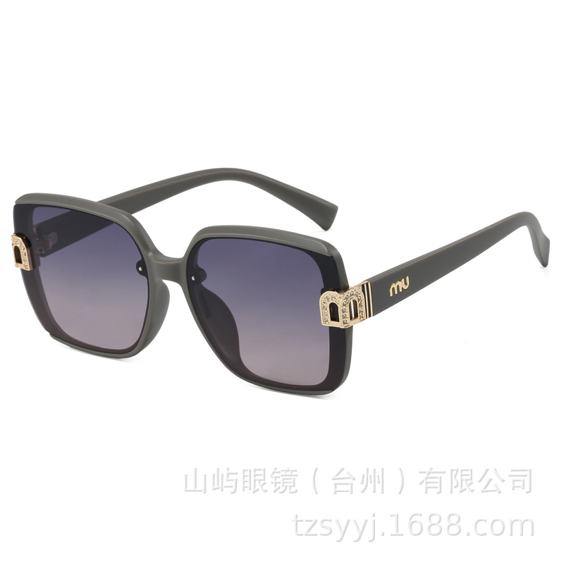 2025新型偏光サングラス軽豪華高級感ファッションサングラス女性クロスボーダー卸売り個性街拍眼鏡