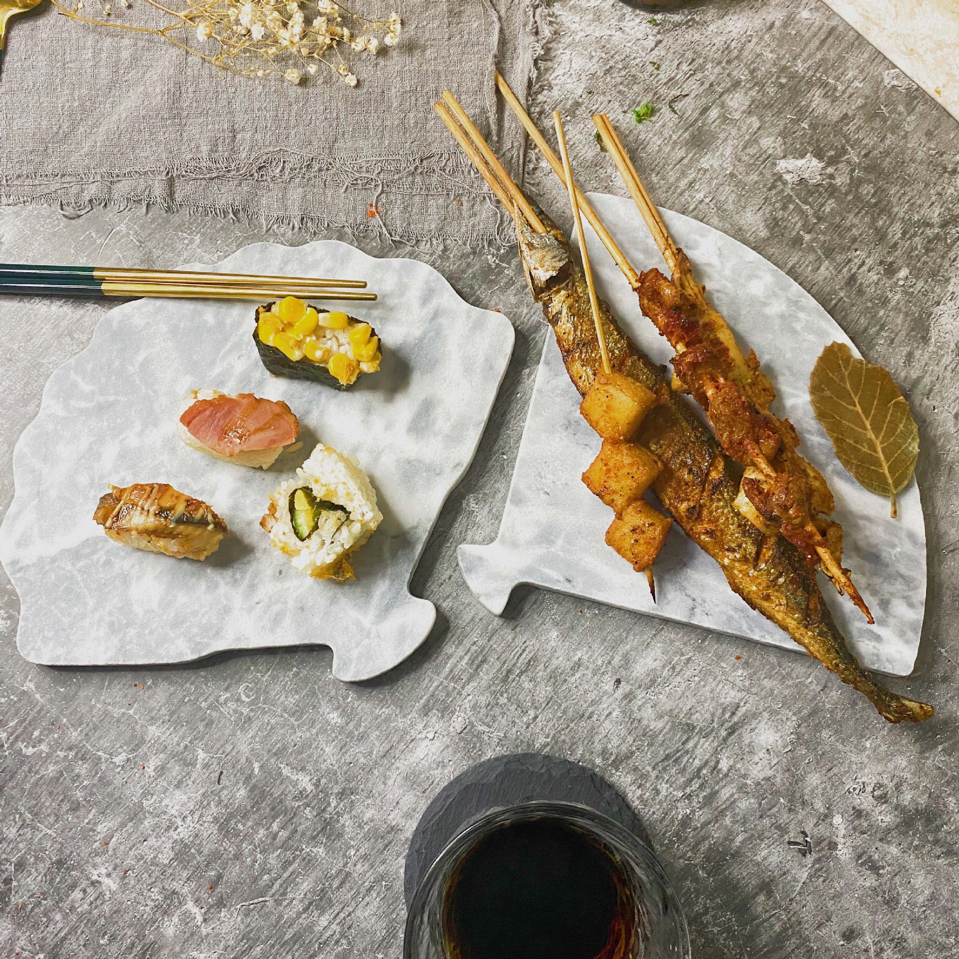 Europeo y americano en forma de abanico bandeja de mármol natural ins postre plato occidental plato de sushi japonés plato irregular