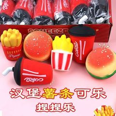 フライドポテトをつまんでください。コーラのハンバーガーは食べ物をシミュレーションしています。