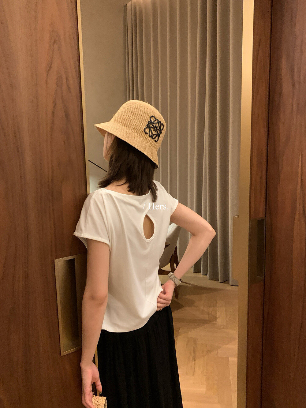 Áo thun nữ tay ngắn cổ tròn phong cách Hàn Quốc, thiết kế lưng xẻ khoét lệch — màu đen, Xám khói, trắng ngà, màu hồng chi tiết 5