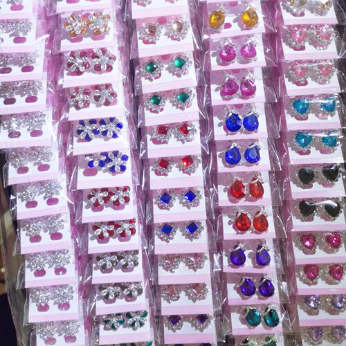 Japanese and Korean new color crystal earrings for women 2 yuan store rhinestone earrings street stall supply wholesale versatile accessories