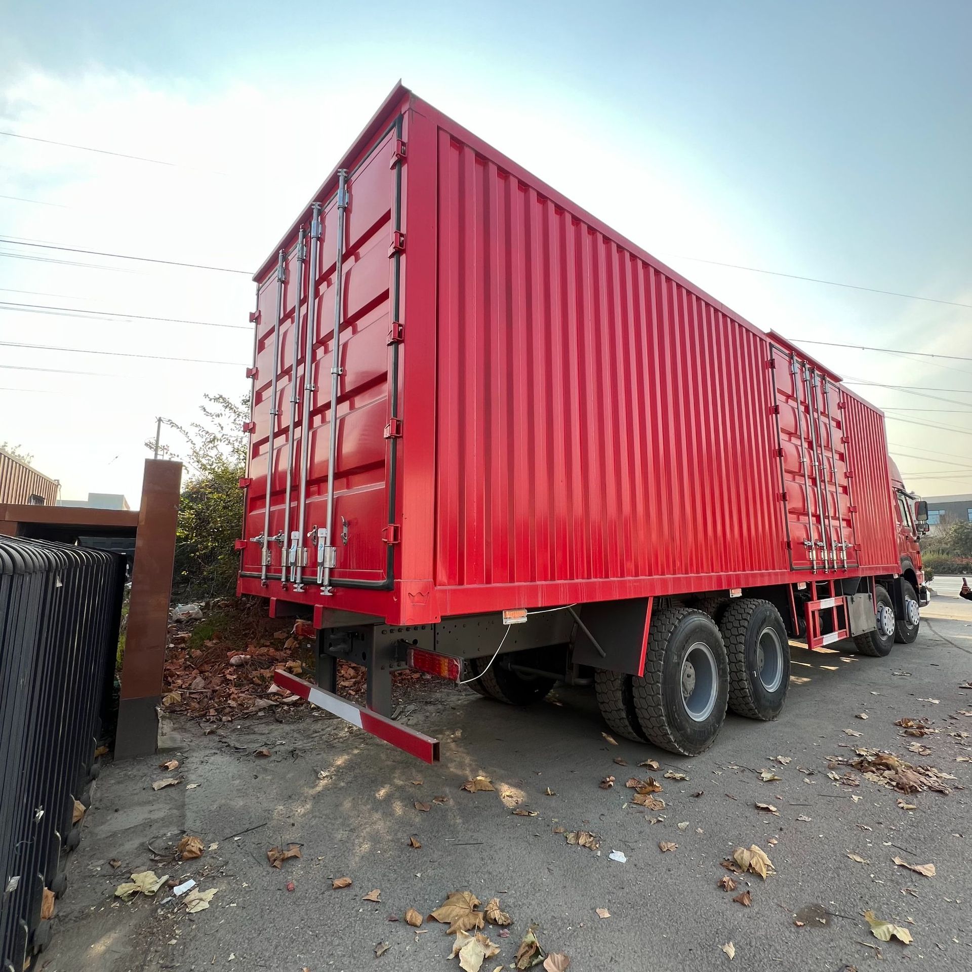 Trading market for Red Rock Jieshi wide-body mining dump trucks, heavy-duty HOWO flatbed trucks for purchase and transportation
