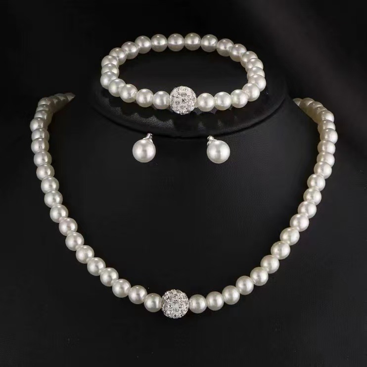 Fashionable necklace from pearl