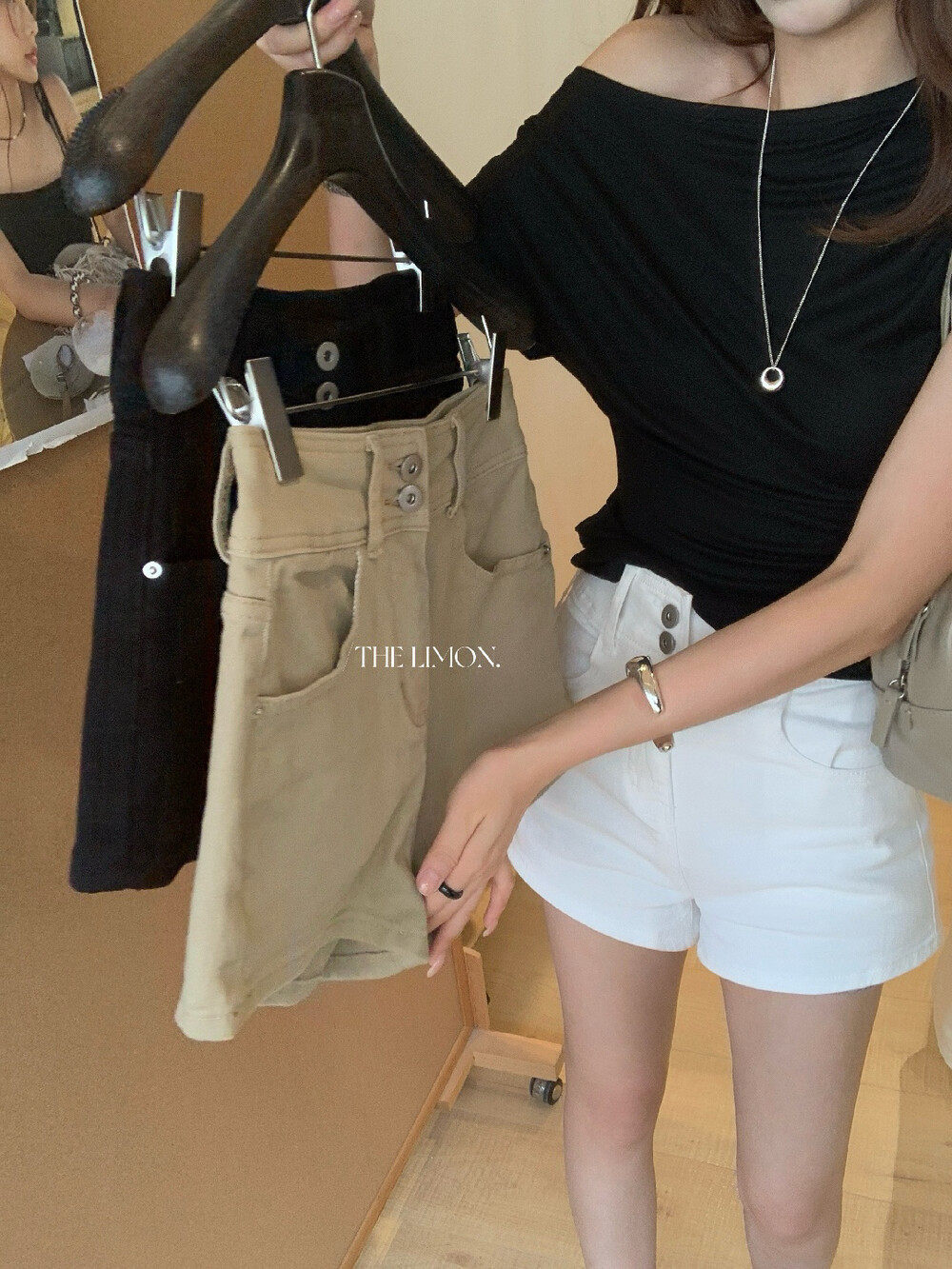 Quần short jean nữ lưng cao thiết kế hai khuy, dáng ôm gọn, phối màu cơ bản — màu đen, trắng ngà, màu kaki chi tiết 2