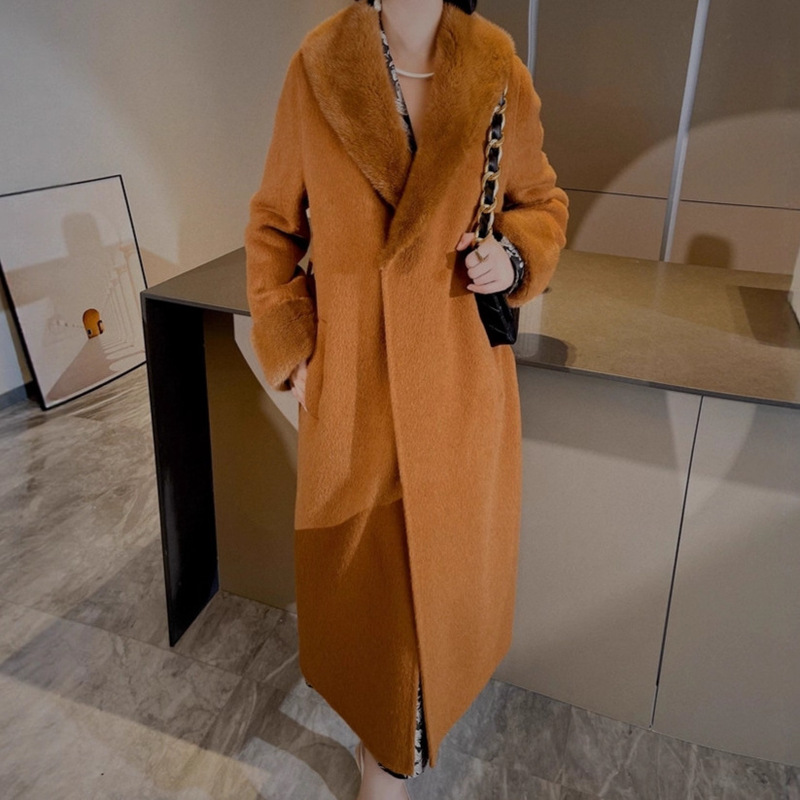 Max's Same High-End Wholesale Long Cashmere Coat with a Large Mink Collar and Mink-Trimmed Sleeves, Fashionable and Luxurious