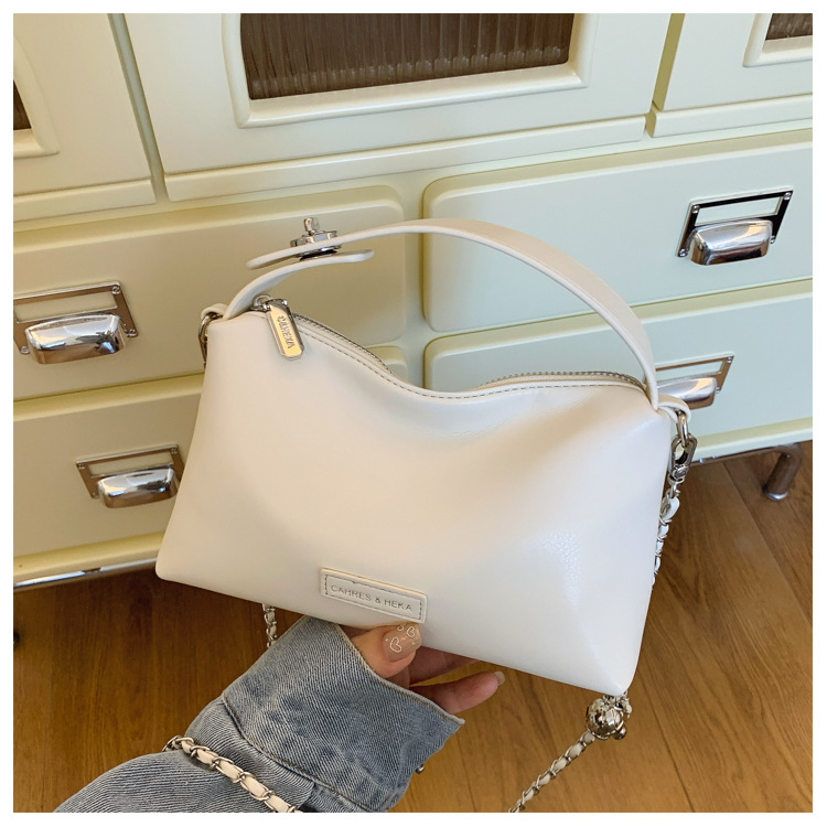 A stylish and elegant hand-held small square bag for women in the summer of 2025, featuring an Instagram-chic and high-end single-shoulder crossbody women's bag undefined