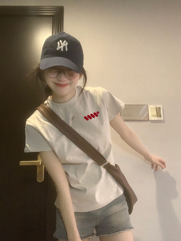 2025 Summer New Popular White Straight-Shoulder Short-Sleeve T-Shirt for Women, Trendy European Style Cotton Top 2025 Summer New Popular White Straight-Shoulder Short-Sleeve T-Shirt for Women, Trendy European Style Cotton Top