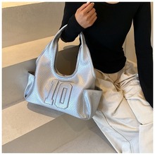 休闲大容量银色包包女式亮面新款百搭单肩包双肩后背包通勤水桶包