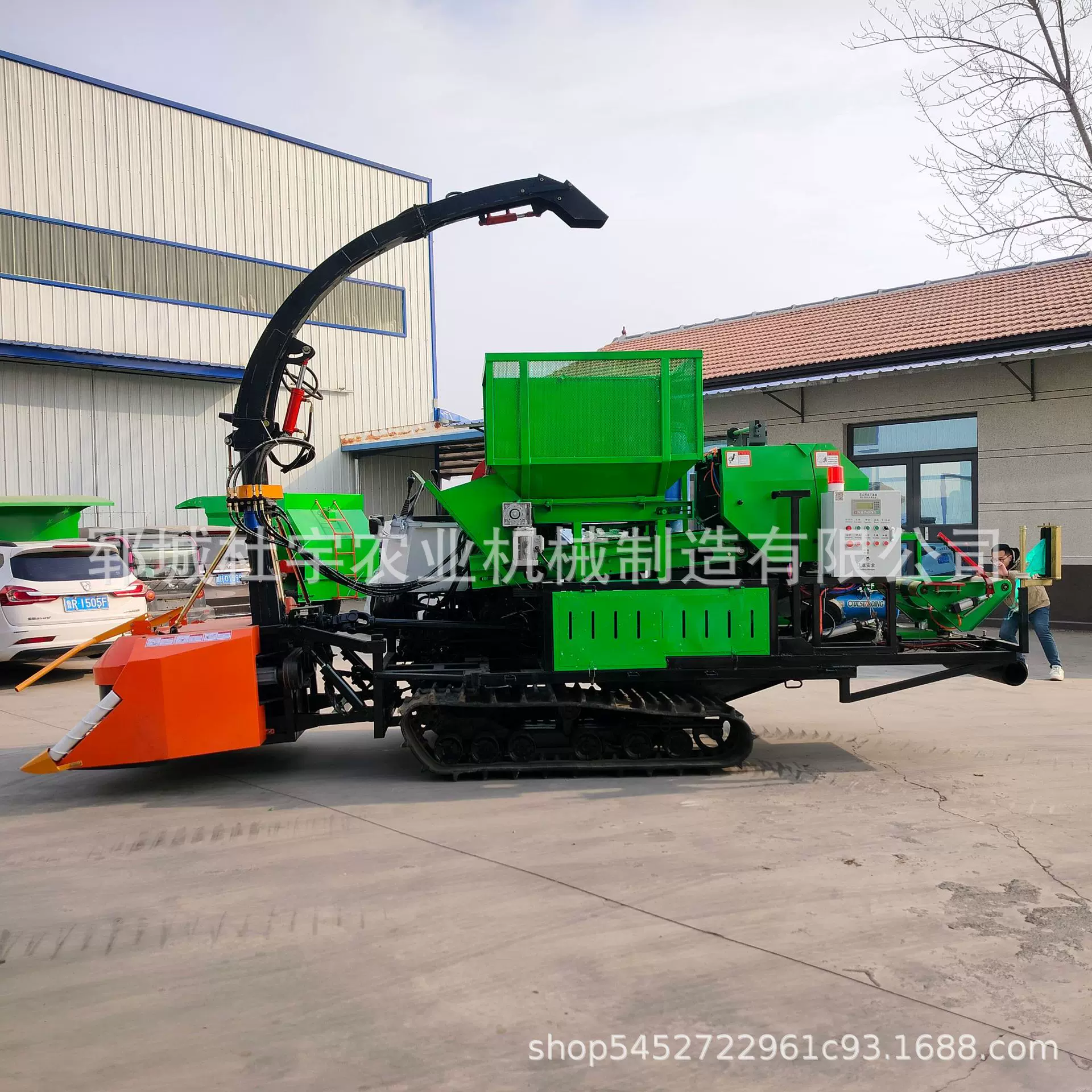 履带式青储机玉米秸秆收割打捆包膜一体机自走式牛羊饲料包膜机