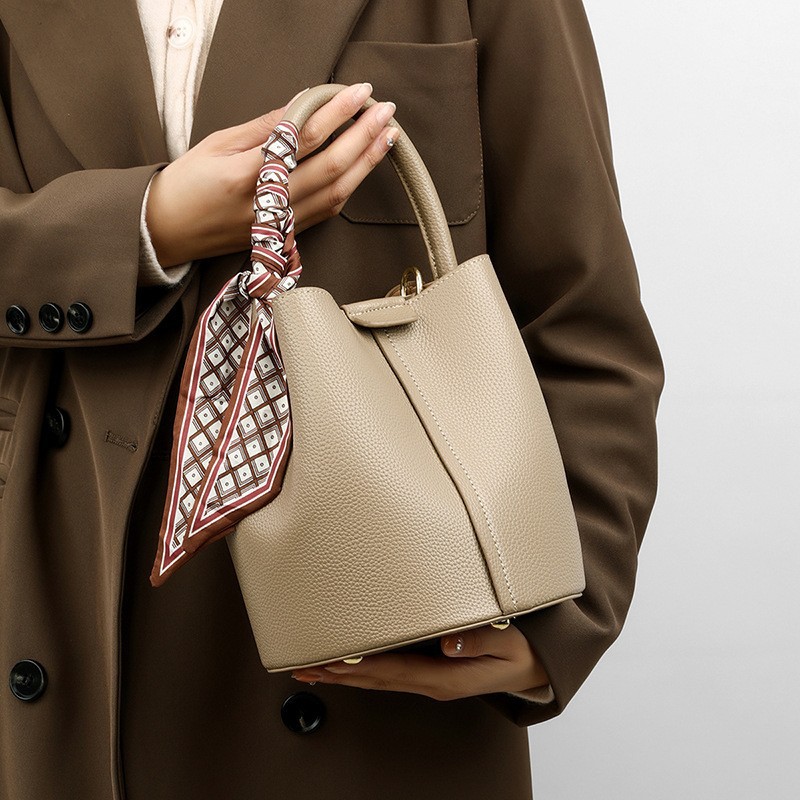 水桶包女小包包2025新款夏季小众通勤包手提包高级感斜挎单肩女包