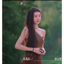 易梦玲明星同款2023夏新时尚修身单肩裹胸上衣咖啡色牛仔短裤套装